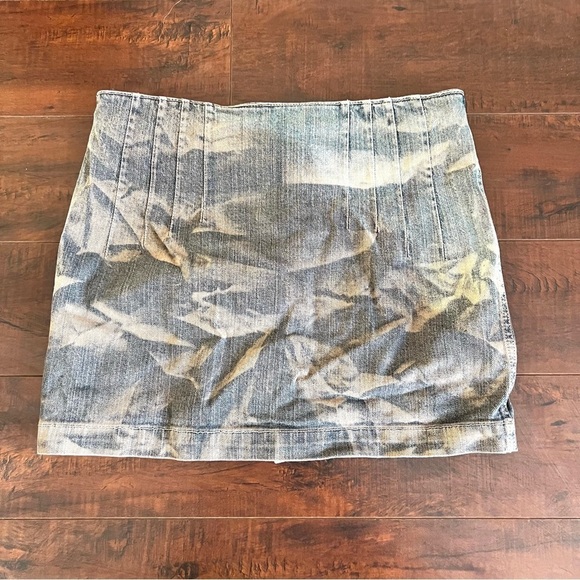 WILDFOX Denim Tie Dye Jean Mini Skirt Button Down Front Size 26 - Picture 4 of 8
